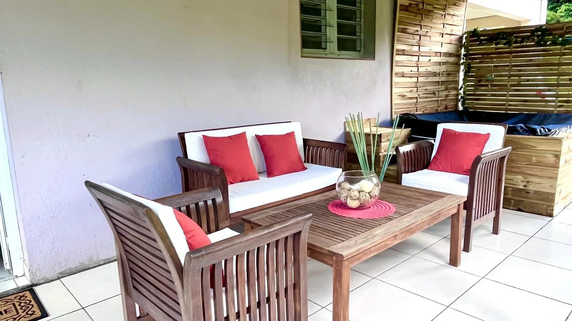Апартаменты Appartement Le Colibri Avec Jacuzzi Saint-Joseph
