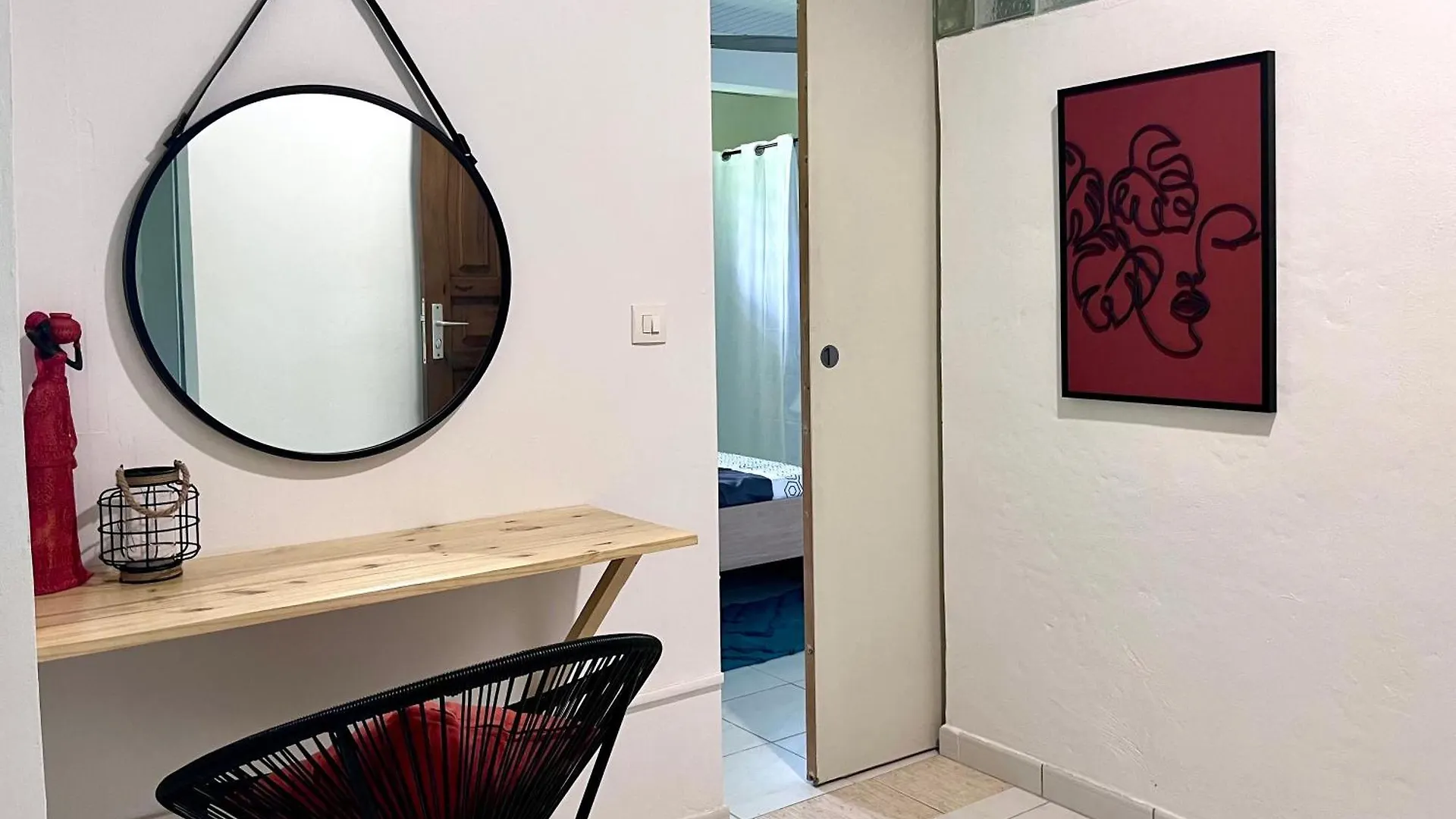 Апартаменты Appartement Le Colibri Avec Jacuzzi Saint-Joseph